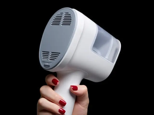 Adeus ao ferro de passar: vaporizadores portáteis desamassam roupa no cabide